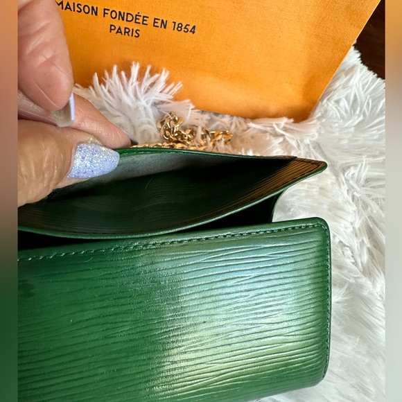 Louis Vuitton Epi Wallet w/ Unbranded Chain, LV Bag LV Ribbon & LV Sample Parfum - Picture 14 of 15
